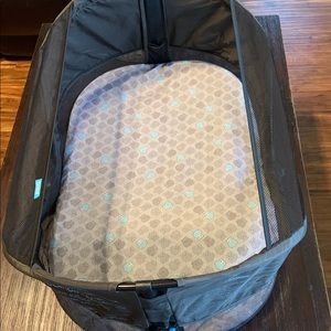 Munchkin Brica Fold n Go Travel Bassinet (gray)